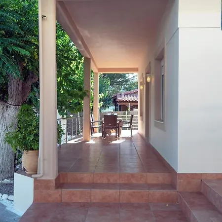 Seaside Paradiso - Steps From The Apartment *