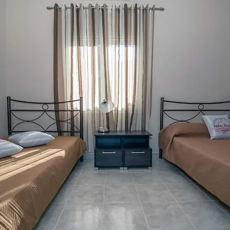 Seaside Paradiso - Steps From The Apartment *